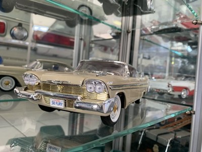 Modellauto 1:18 Plymouth Fury 1958 creme