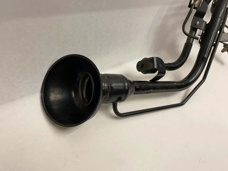 Infiniti QX56 2011 conjunto de cuello de llenado de combustible Foto 3 de 4