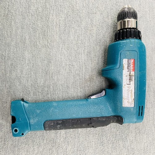 MAKITA 6095D - Cordless Steel 3/8'' 9.6v W/ 2 Batteries, Charger & Case TESTED - Picture 4 of 17