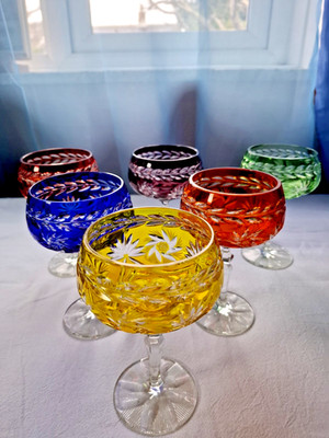 Sechs Vintage ''Lausitzer'' Germany handgeschliffene farbige Kristallglas Sektgläser