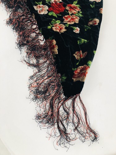 VTG Floral Velvet Shawl Wrap Spanish Gypsy Black Red Rose Fringe Boho Retro - Picture 5 of 6
