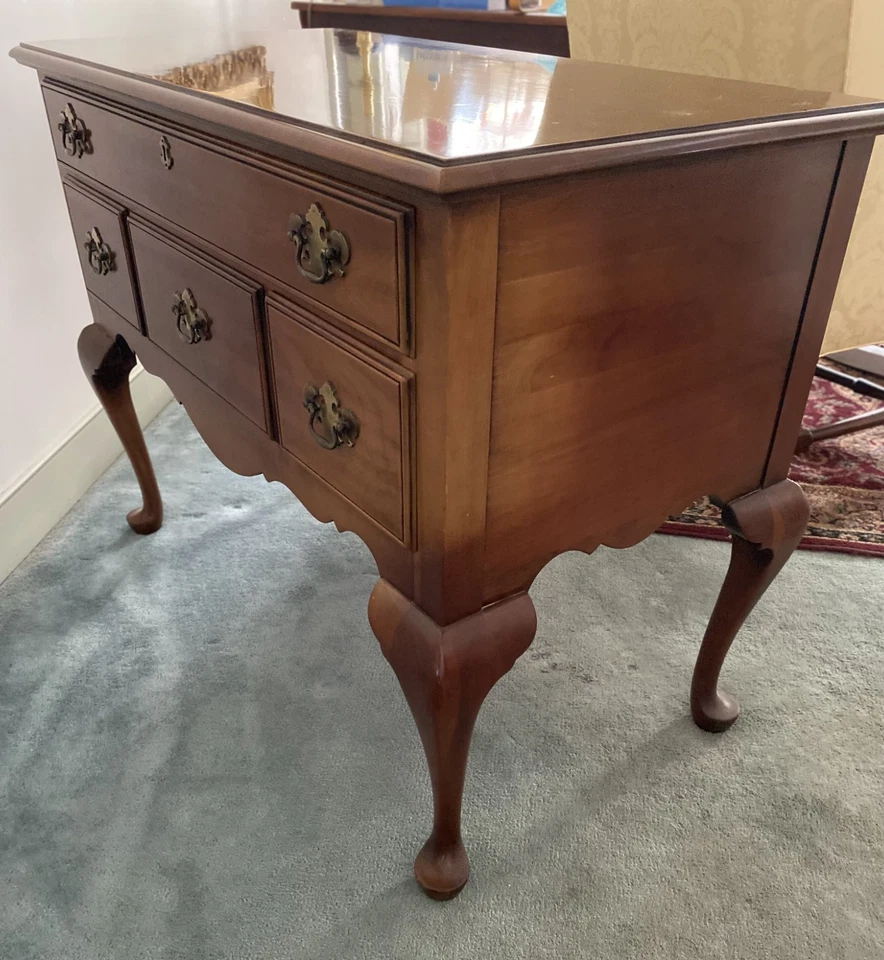 Pecho bajo de cereza maciza Statton Foto 3 de 4