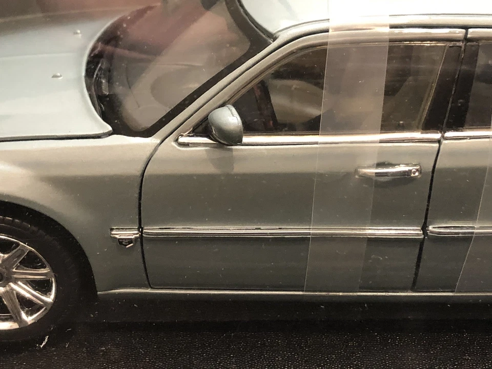 Motor Max 2005 Chrysler 300C Hemi Gray Diecast Model Car - Scale 1:18 - Image 4 of 4