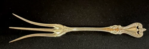 ANTIQUE TOWLE STERLING SILVER PICKLE/TOMATO FORK IN OLD COLONY  (1894) PATTERN