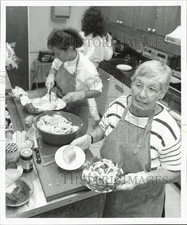 1991 Press Photo Norma Schlesinger, Lisa Scanlon prepare food for Everson event