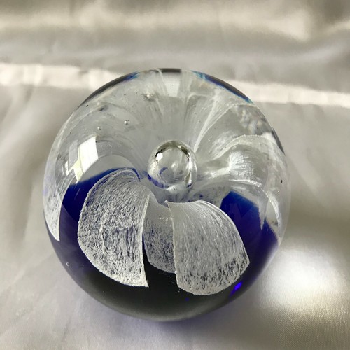 Stunning Vintage Cobalt Blue Studio Glass Paperweight White Lace Flower Petals - Picture 7 of 8