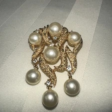Vintage Trifari Faux Pearl chandelier Gold Tone Brooch Pin Mistletoe