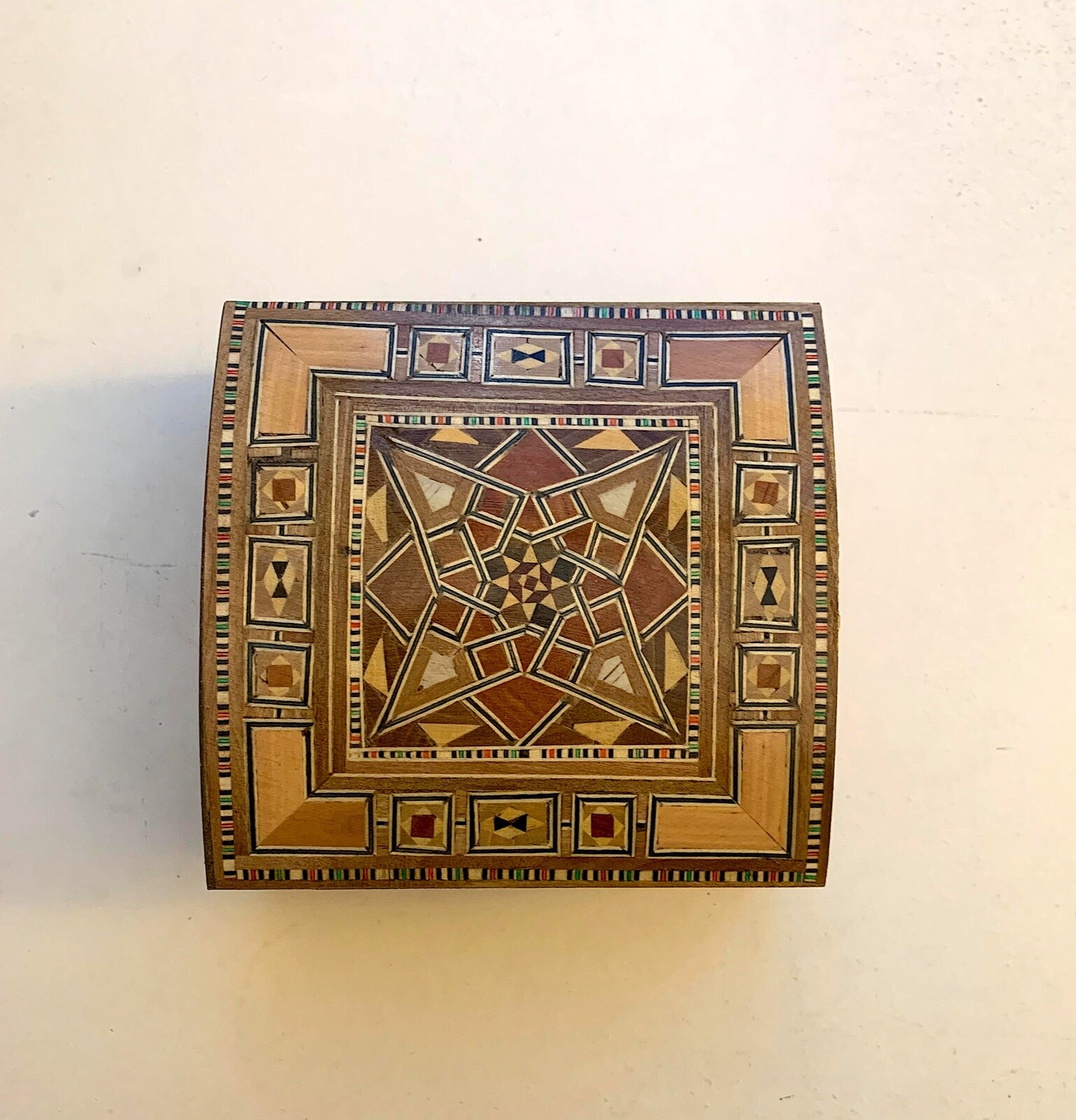 Boîte cambrée en mosaïque et nacre : le cadeau d'art idéal en bois du Moyen-Orient