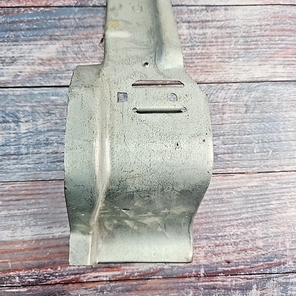 GM 20284348 1990-96 Buick Century LH reforço de barra de amarração externa inferior frontal - Imagem 2 de 4