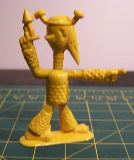 VTG 1950’S LIDO CAPTAIN VIDEO YELLOW ALIEN WITH TWO PISTOLS HARD PLASTIC 35MM