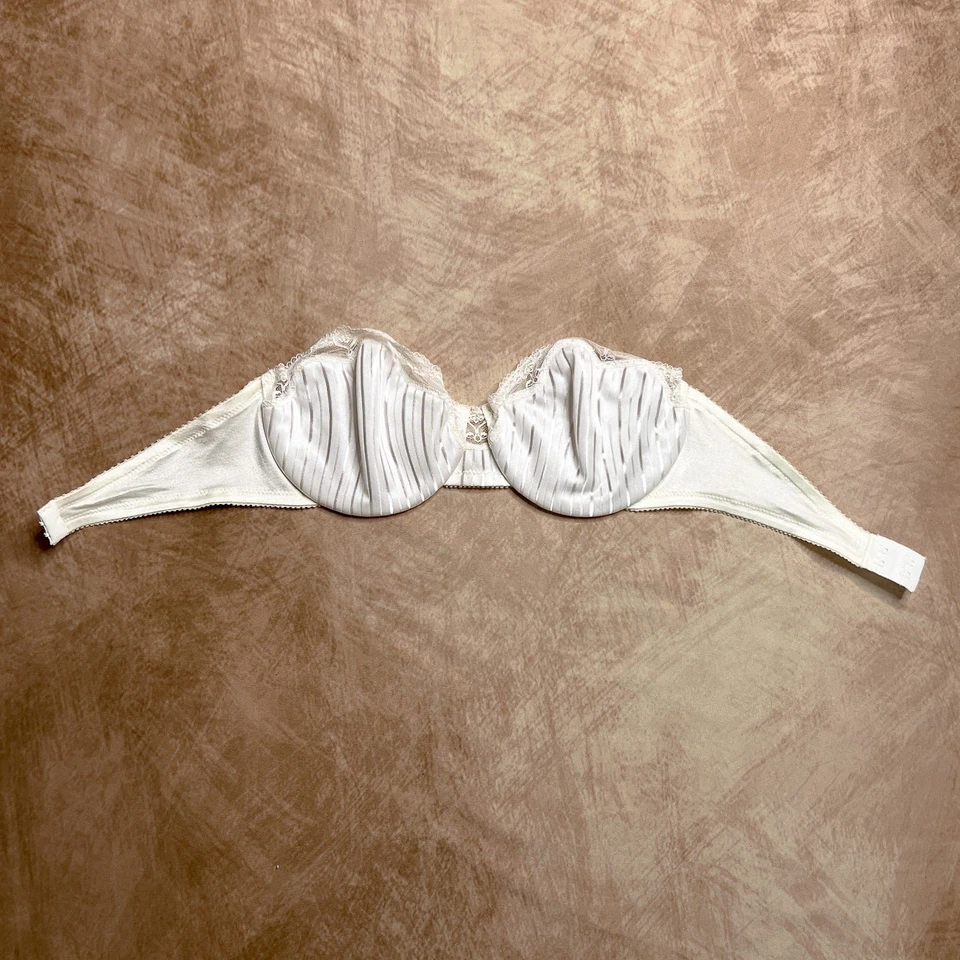 Sujetador de satén festoneado sin tirantes Bestform vintage años 90 lencería blanca concha marina hada Foto 3 de 4
