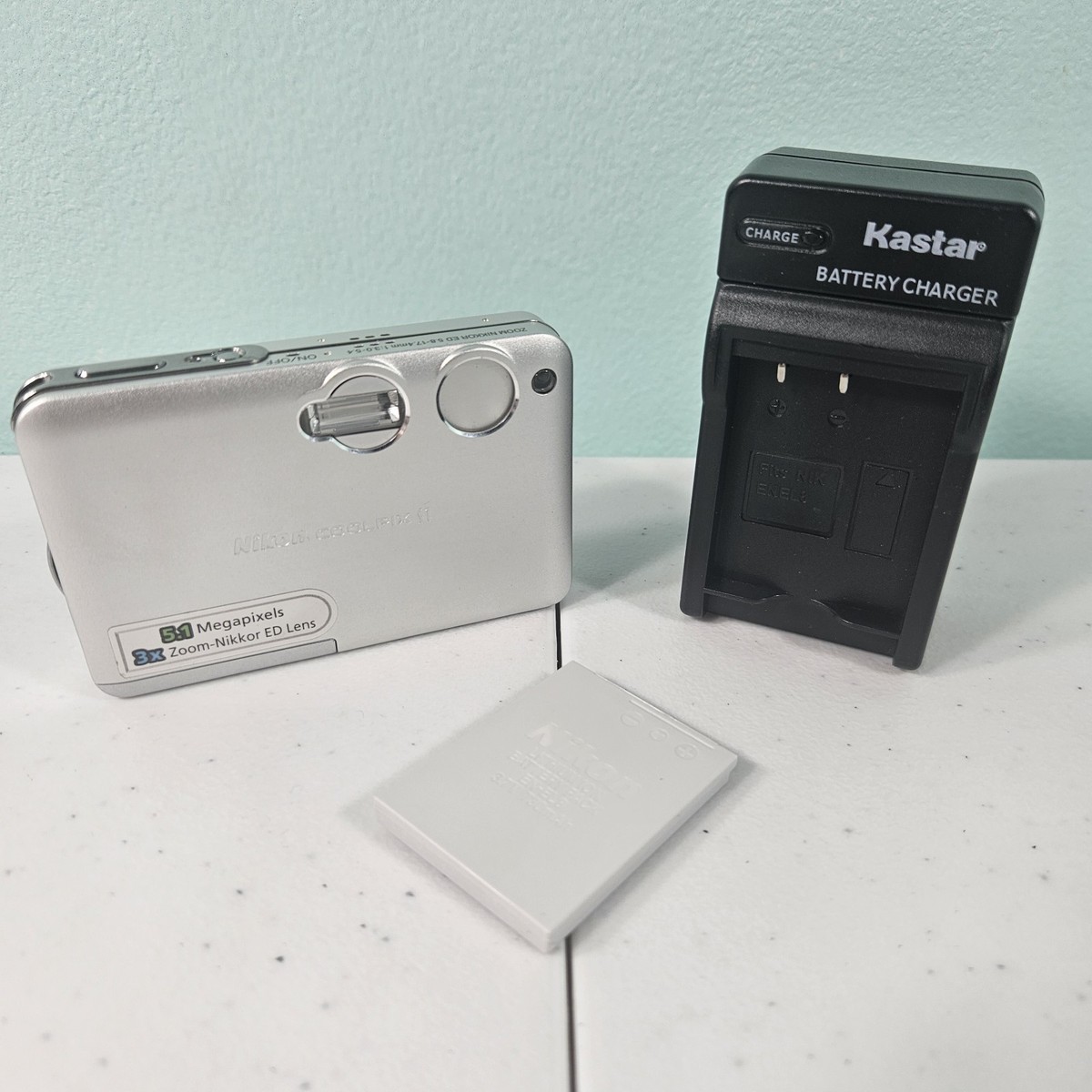 Nikon Coolpix S1 Compact Digital Camera 5.1MP 3x Zoom Charger
