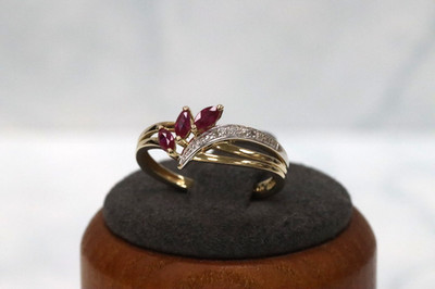 Crossover-Ring 9 kt Gelbgold Diamant & Rubin - Größe M - UK-Punze