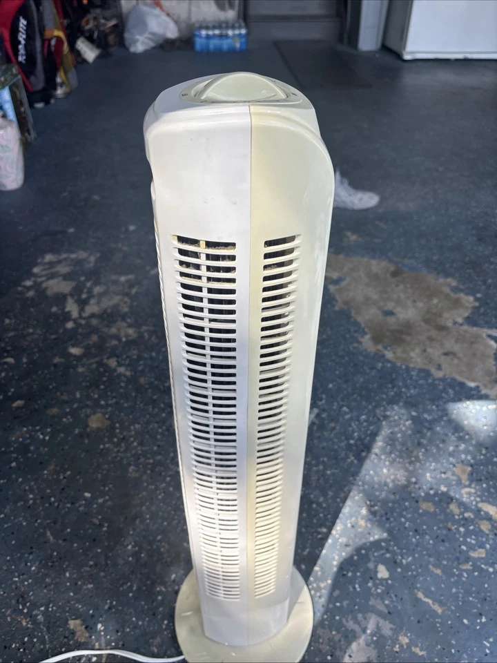 Comfort Zone Oscillating Tower Fan with Remote, 32 inches, 3 Speeds. White - Image 3 of 4