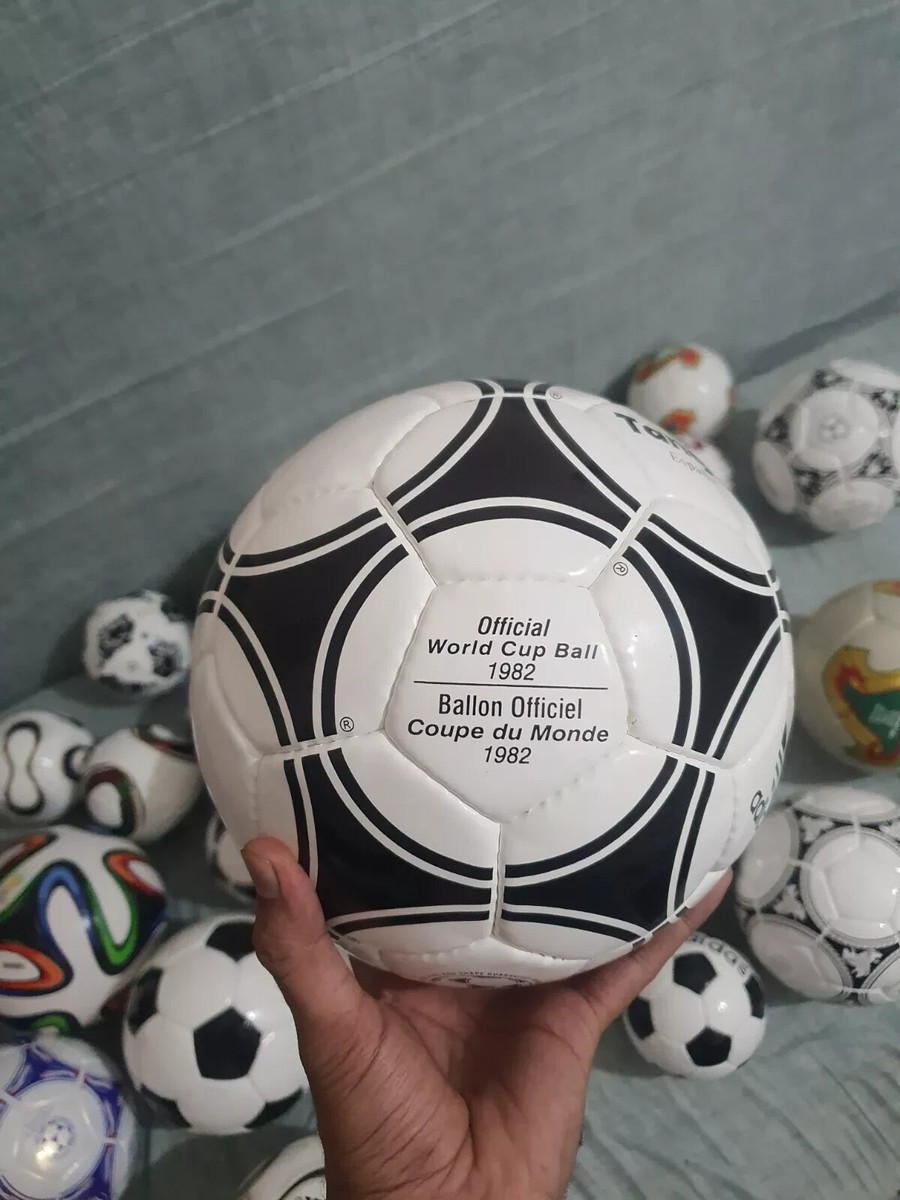 記念グッズ adidas Historical Match Ball 1970-2002 Rare item! 1970-2002 World Cup Adidas Historical Match Ball