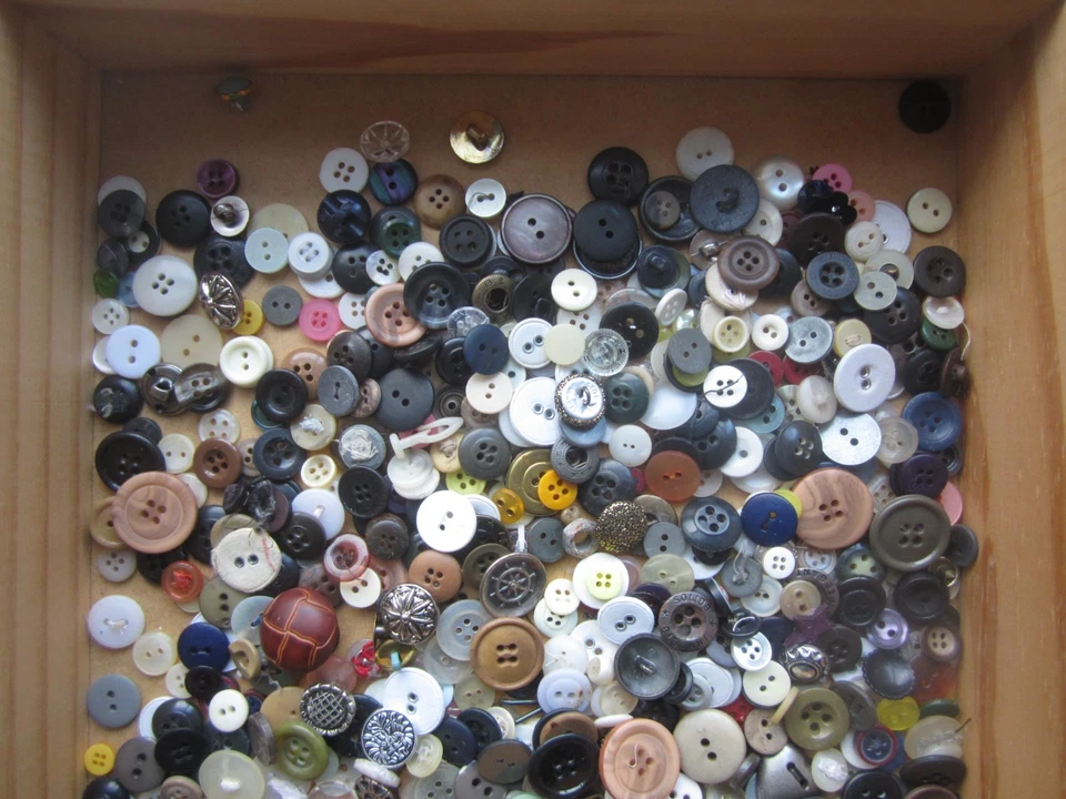 440 g Knöpfe Konvolut - viele Farben u. Größen, Zufallsmischung neue und alte - Bild 3 von 3