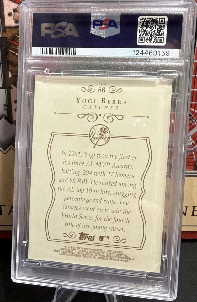 Topps Sterling Holo SP Yogi Berra #68 2008, 8/250 PSA casi nuevo-como nuevo 8 Foto 2 de 2