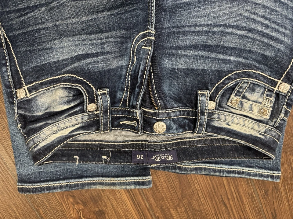 Miss Me Jeans Women's 26 Bootcut Blue Denim Low-Rise Medium Wash .. inseam 31/32 - Image 4 of 4