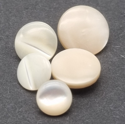 Klassischer Perlmutt Ösen-Knopf 9-15 mm / Mother-of-Pearl Button Bouton Nacre P8