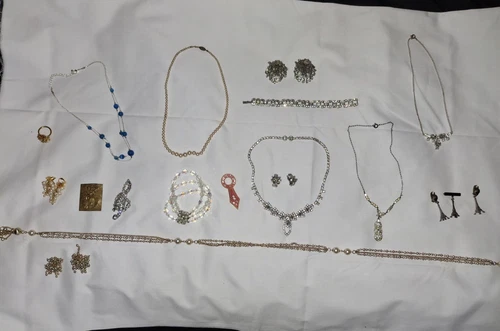 VINTAGE COSTUME JEWELRY LOT RHINESTONES, PEARLS, BROOCHES, CHOKERS, CLIP EARRING