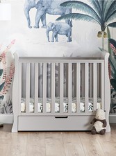 Space-Saving Sleigh Cot, Warm Grey – 3-Position Base, 35L Drawer, 100x50cm