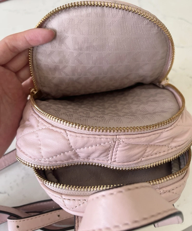 Mini mochila de cuero acolchada MICHAEL KORS Rhea en rosa suave Foto 3 de 4