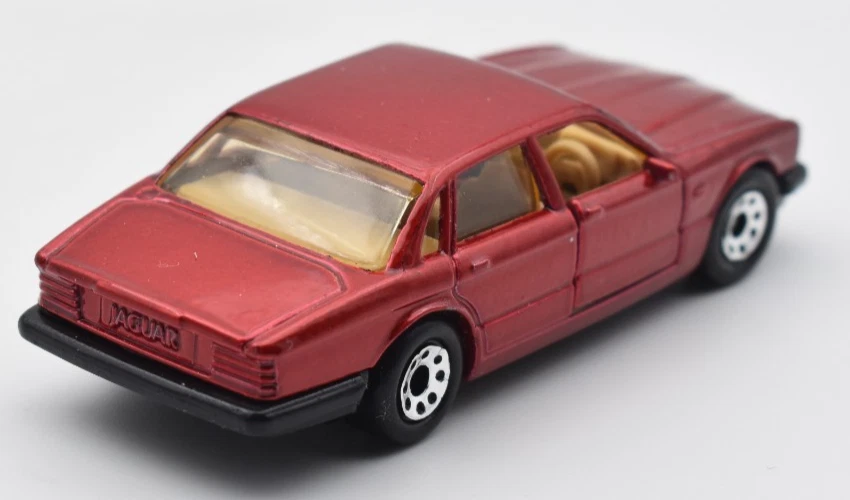 Matchbox Superfast Jaguar XJ 6 red. black metal base plate. Made in Macau - Image 2 of 4