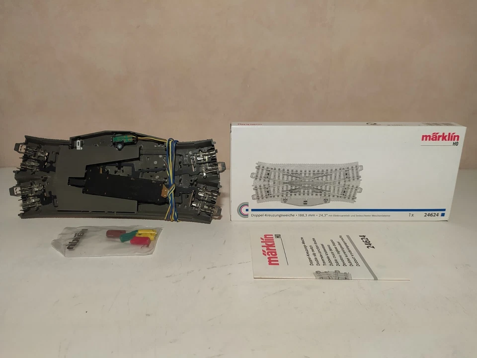 Märklin HO - 24624 - Scambio doppio C inglese, con motore e luci BOX -  nuovo - Immagine 2 di 2