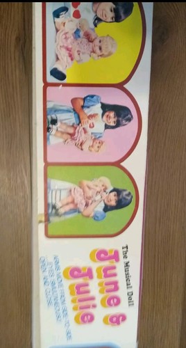 Muñeca mecedora musical vintage June & Julie de 19" con muñeca bebé de 6", en caja original - Imagen 7 de 14