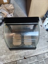 Refrigerated warming cabinet Display capacity.