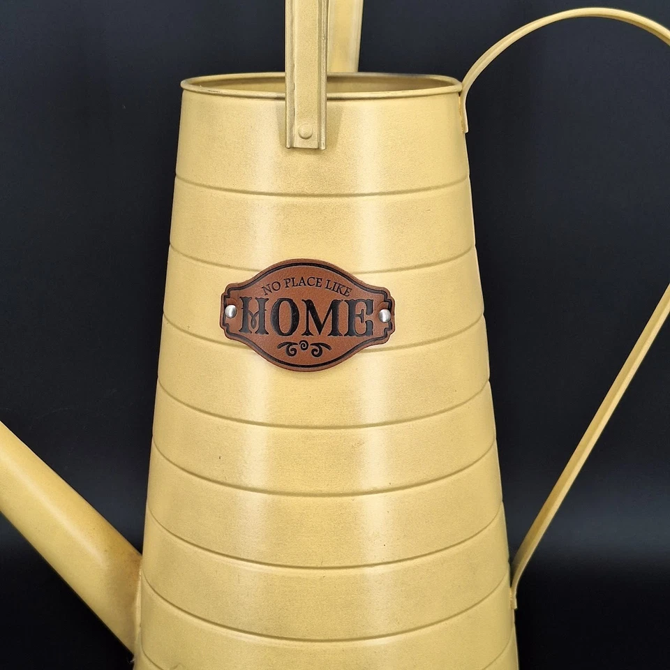 Regadera de metal amarillo caño largo etiqueta de cuero rústico decoración de granja Foto 2 de 4