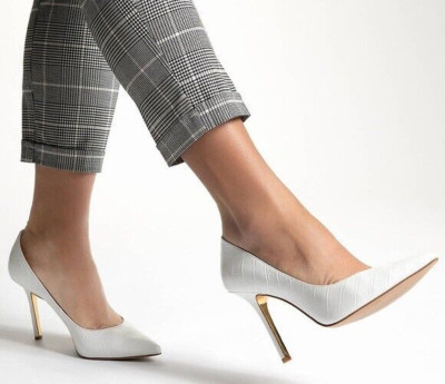 Andrew Marc Marc New York Size 8 White leather Heels Damaged  PEELING LEATHER