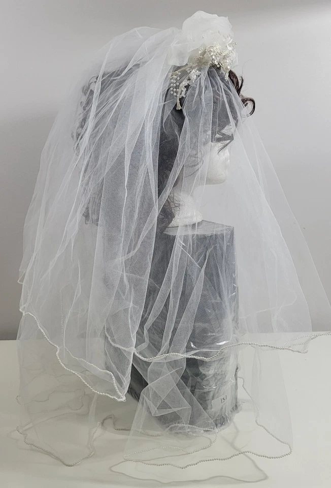 Velo de boda vintage de dos niveles con adornos de cuentas y flores - peine transparente Foto 3 de 4