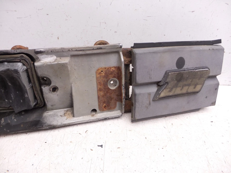 Par de soportes de luces traseras Camaro 78-81 originales GM 5969310 5969309 Foto 3 de 4