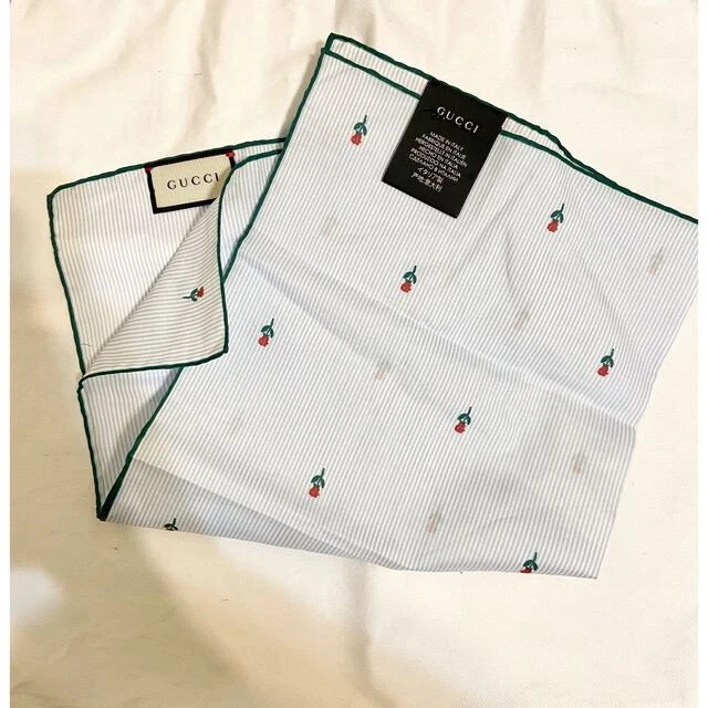 Gucci foulard mouchoir fleur bleu du Japon