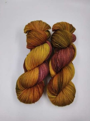 Die Softe '' High Twist Einöder Merino Sockenwolle -Senfgelbe Pflaume*handgefärbt