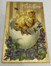 Postal de Pascua vintage en relieve pollito amarillo sobre huevo violetas lámina de oro abeja