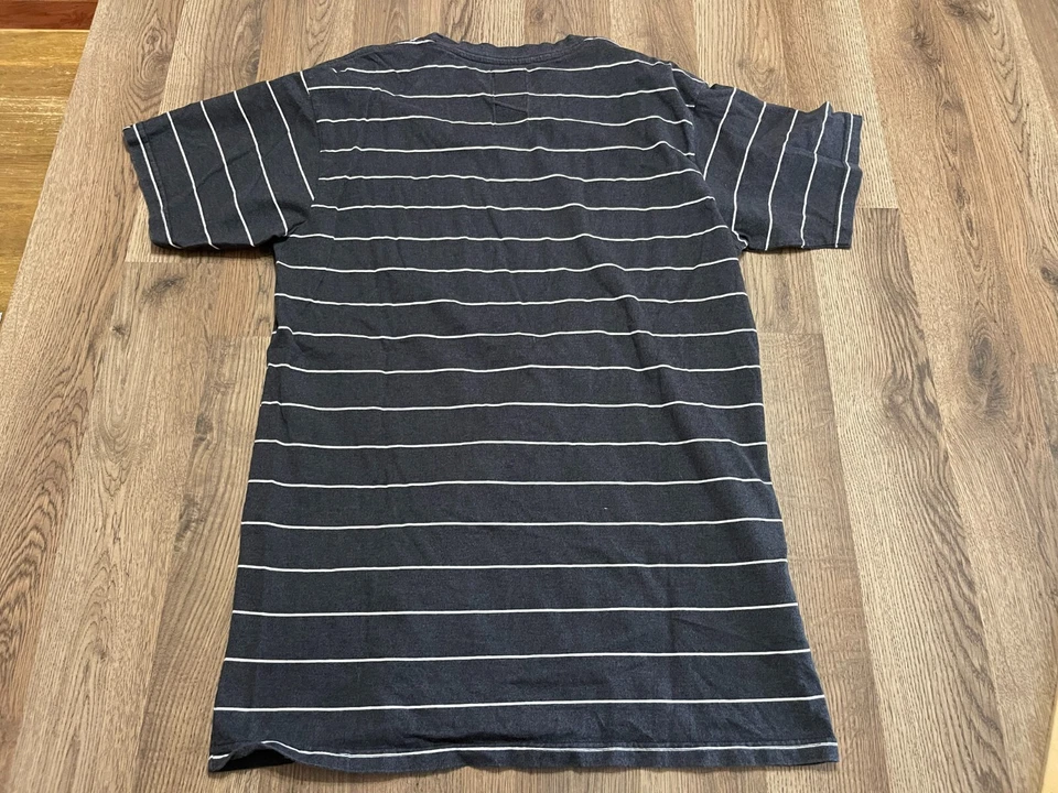 Camisa Billabong, Para Mujer Talla Mediana, Blanco Gris, Rayas, Manga Corta Foto 2 de 4