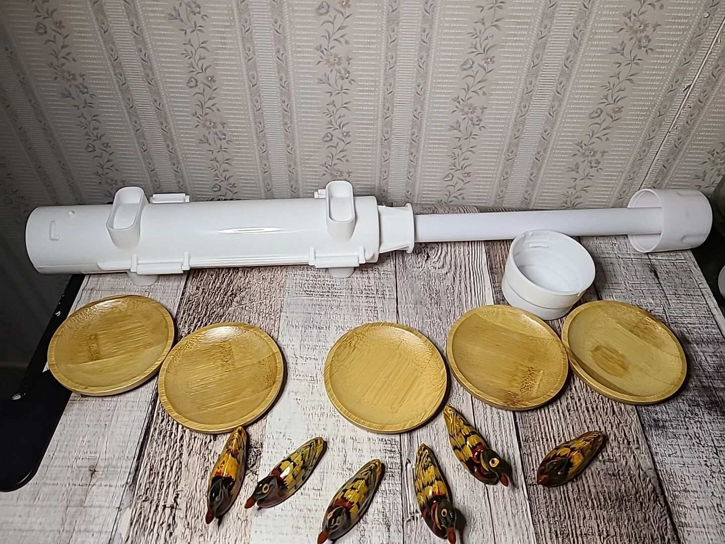 Sushi Roll Maker With Bamboo Mats And Bamboo Dish And Six Resin Ducks Chinese Ca
Opens in a new wind