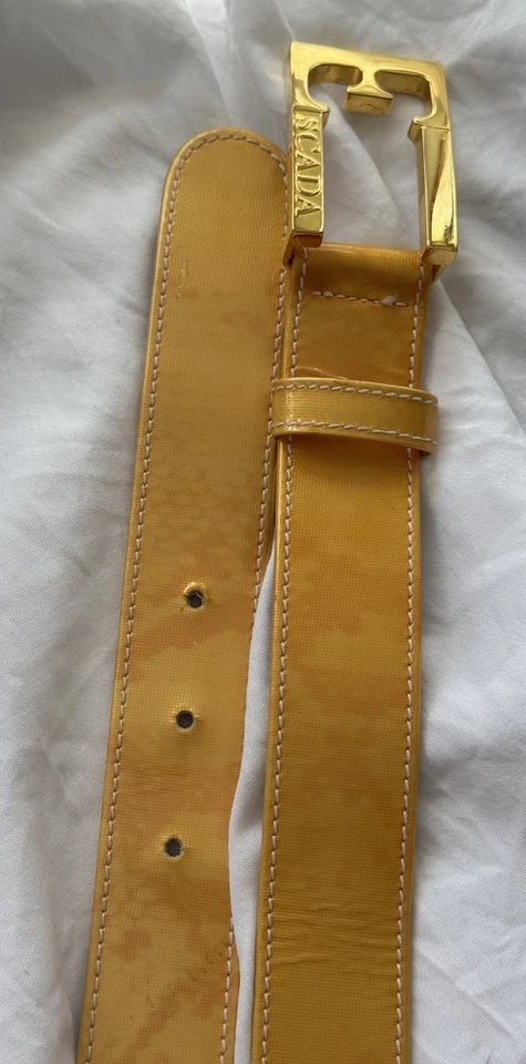 Cinto Feminino Vintage Escada Amarelo Couro Patente Tamanho 34 Logotipo Fivela - Imagem 3 de 4