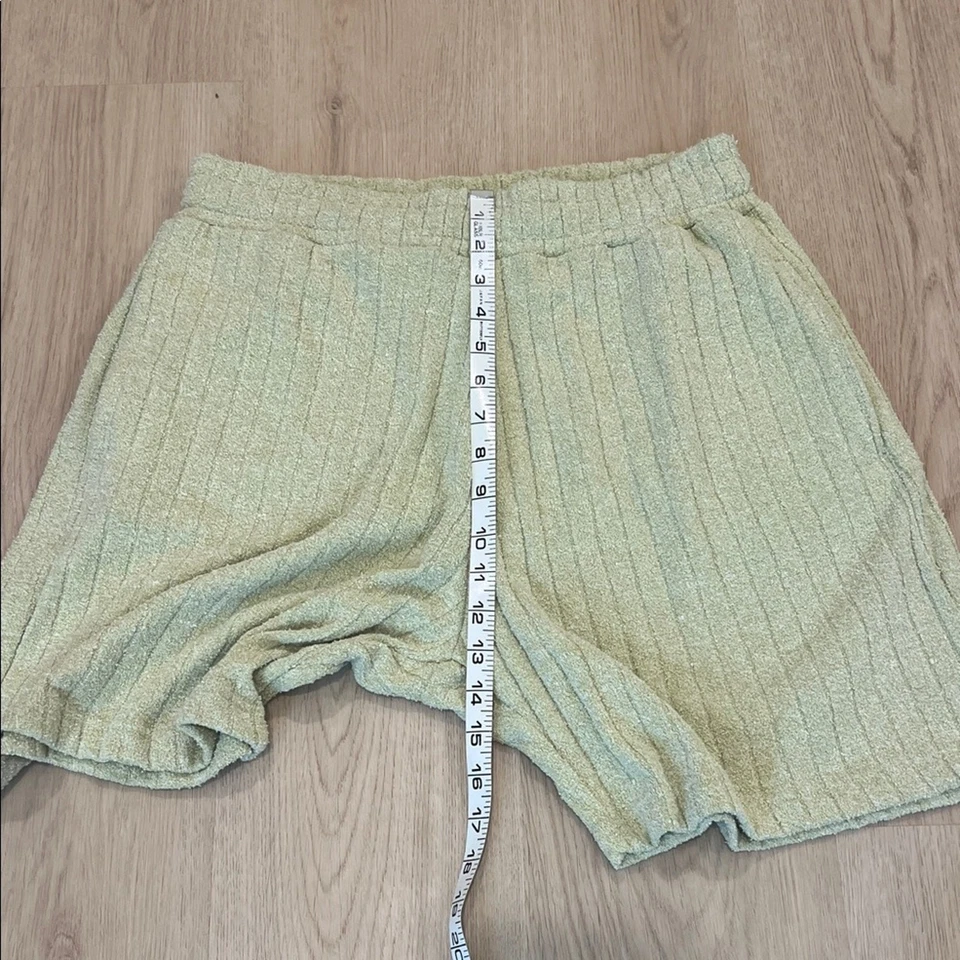 Pantalones cortos verdes talla grande de Zara Foto 3 de 4