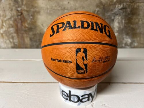 Mini pelota de baloncesto Spalding NBA New York Knicks 7" de goma recuerdo David Stern - Imagen 1 de 6