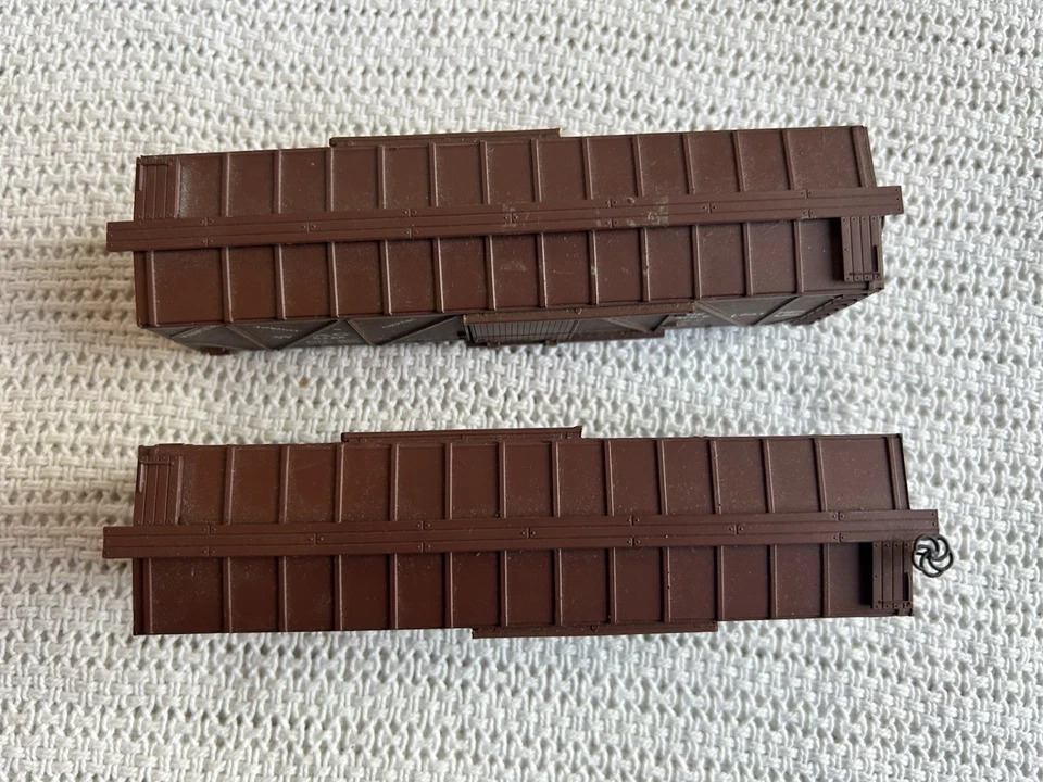 Two HO Roundhouse Wooden 40’ Boxcars - (NICE CONDITION) - Image 3 of 4