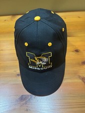 Gorra negra de los Tigres de Missouri ajuste ajustable emblema de calzada en la espalda ensamblar EE. UU.