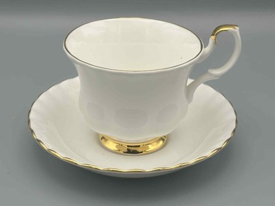 Royal Albert Val D'or - Teetasse und Untertasse.