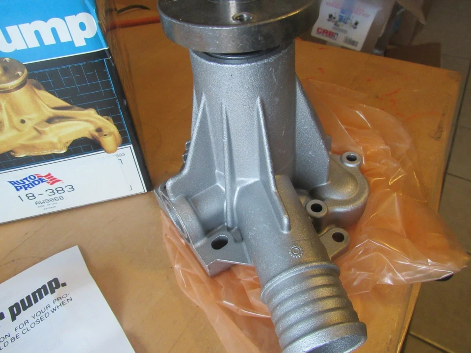 Bomba de agua Volvo Eastern Industries con junta AW9068 Foto 2 de 4