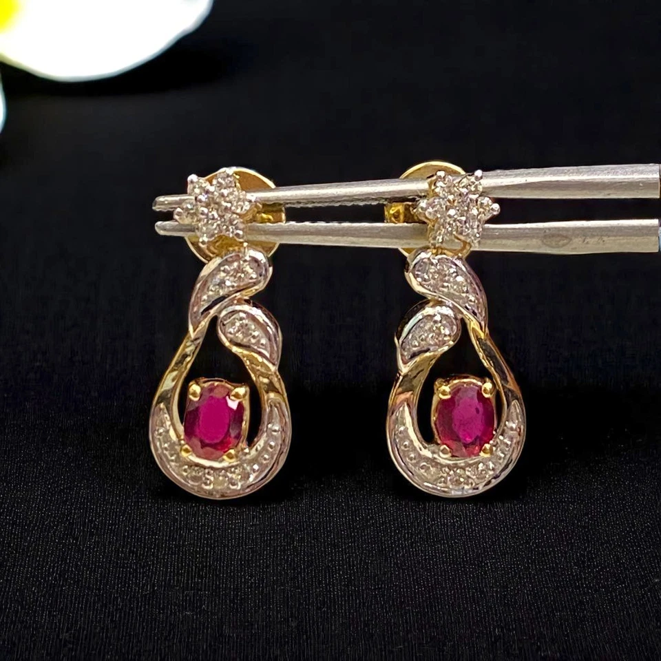 0.90 Cts F/VS1 Round Brilliant Cut Diamonds Ruby Dangle Earrings 14K Yellow Gold - Image 4 of 4