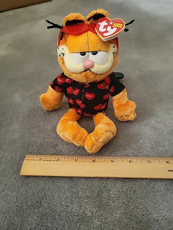 2005 TY Garfield Happy Valentines Day Plush 9" Tall with Original Tags- NEW!