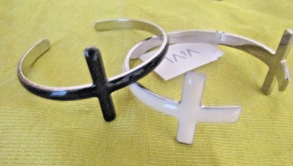 VIVI 珠宝经典十字袖口手链 2 件套全新带标签 34 美元白色海军蓝银色 — 第 2/4 张图片