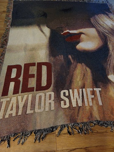 Taylor Swift 2012 Rojo Gira de Conciertos Álbum Cubierta Tapiz Tejido Manta 50x60  - Imagen 2 de 6